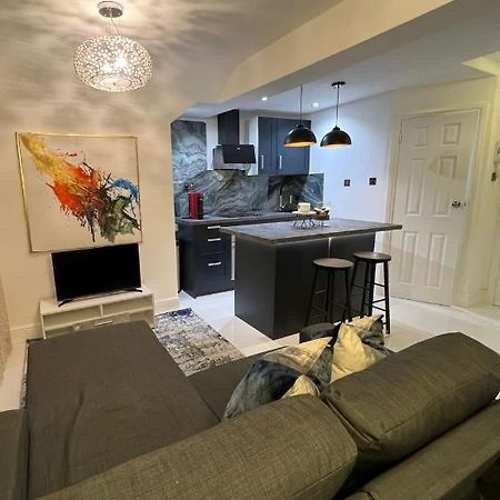 Newly Renovated Modern Studio Apartment In West Kensington 런던 외부 사진