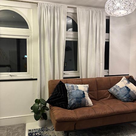 Newly Renovated Modern Studio Apartment In West Kensington 런던 외부 사진