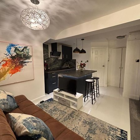 Newly Renovated Modern Studio Apartment In West Kensington 런던 외부 사진