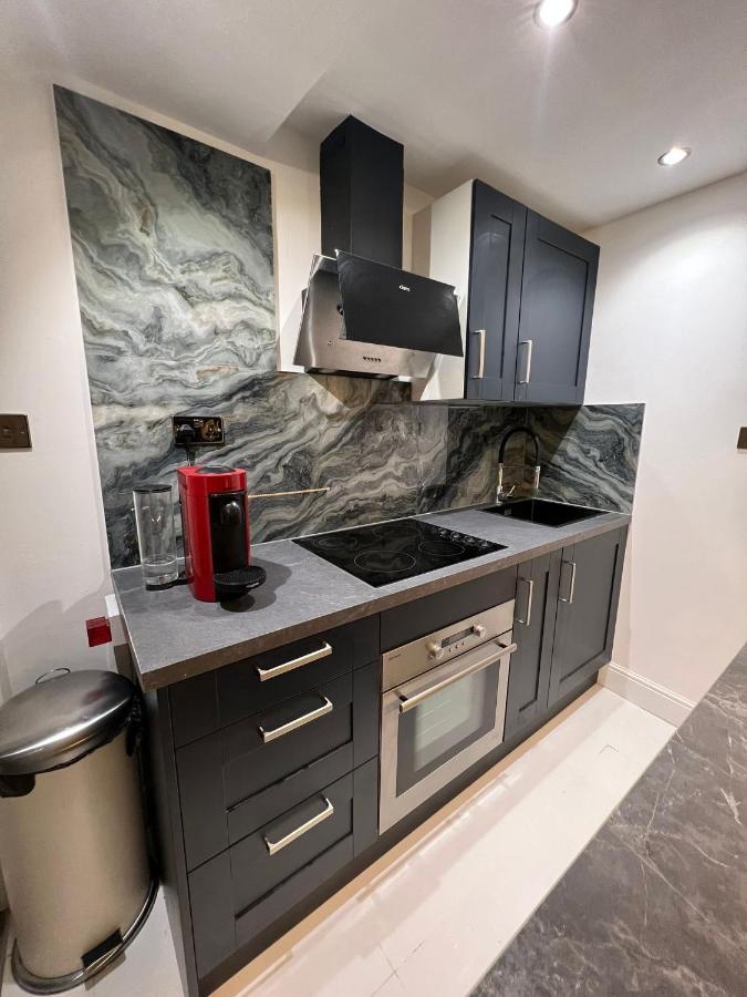Newly Renovated Modern Studio Apartment In West Kensington 런던 외부 사진