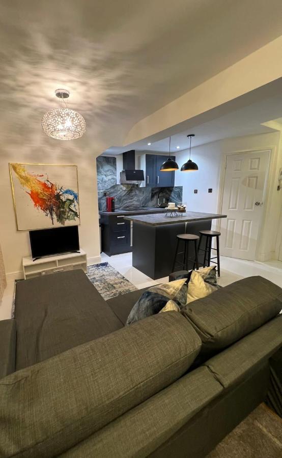 Newly Renovated Modern Studio Apartment In West Kensington 런던 외부 사진