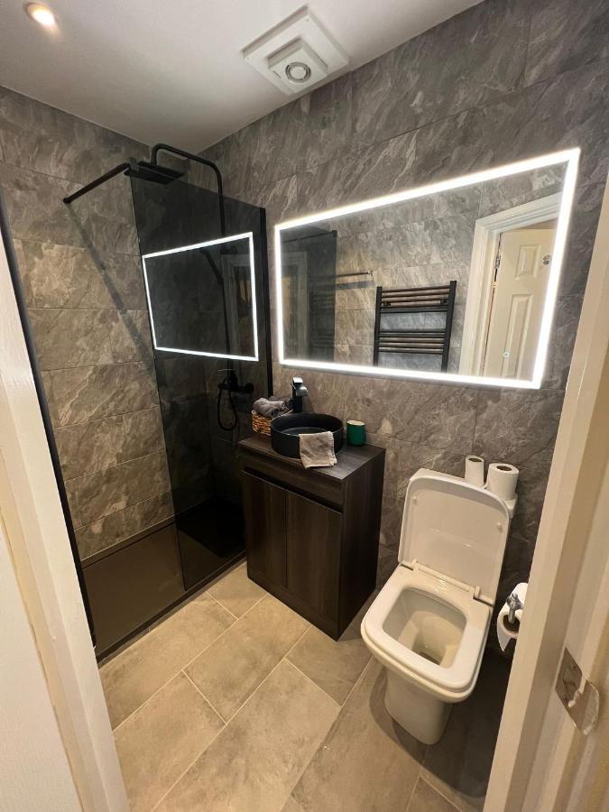 Newly Renovated Modern Studio Apartment In West Kensington 런던 외부 사진