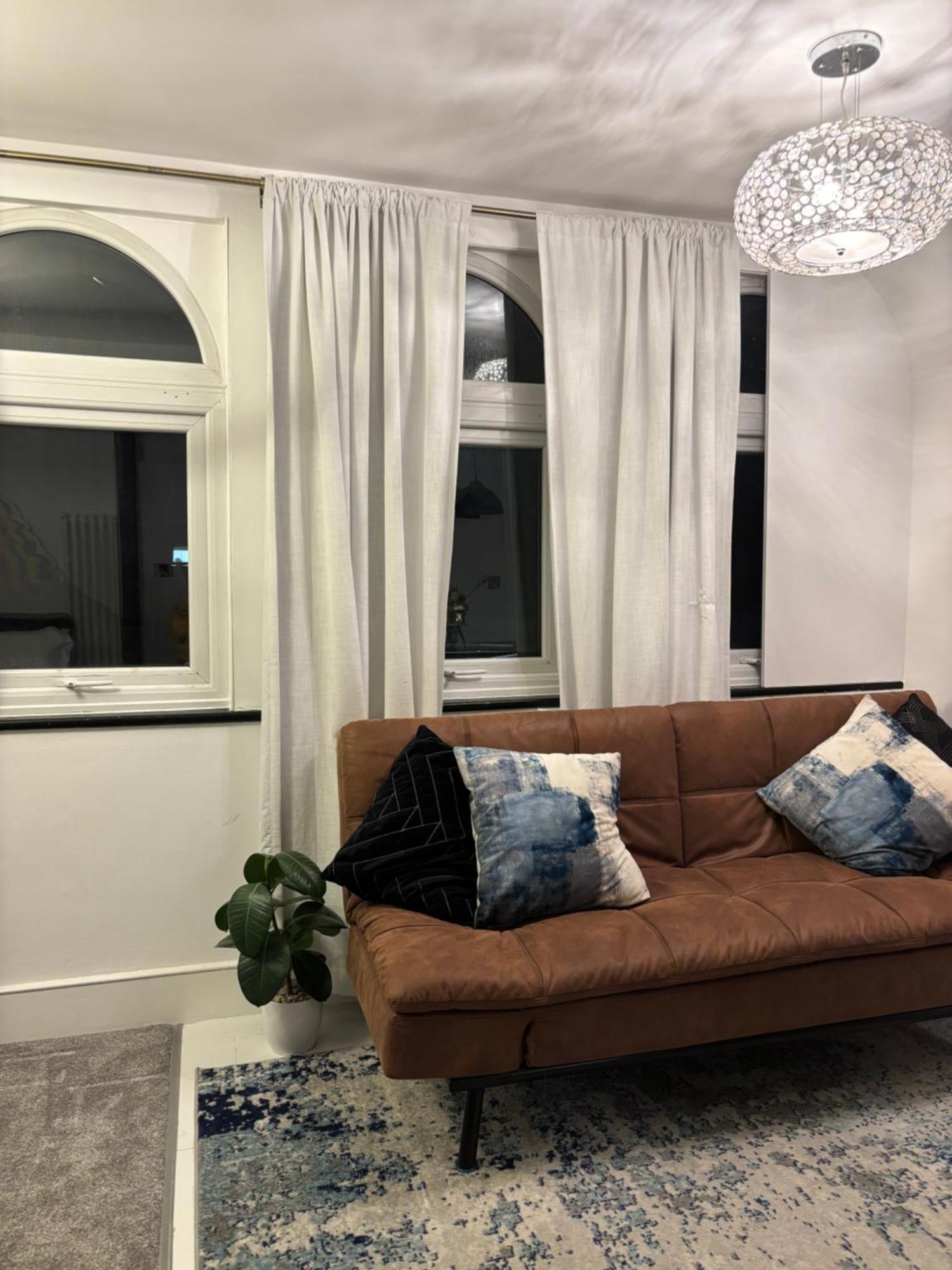Newly Renovated Modern Studio Apartment In West Kensington 런던 외부 사진