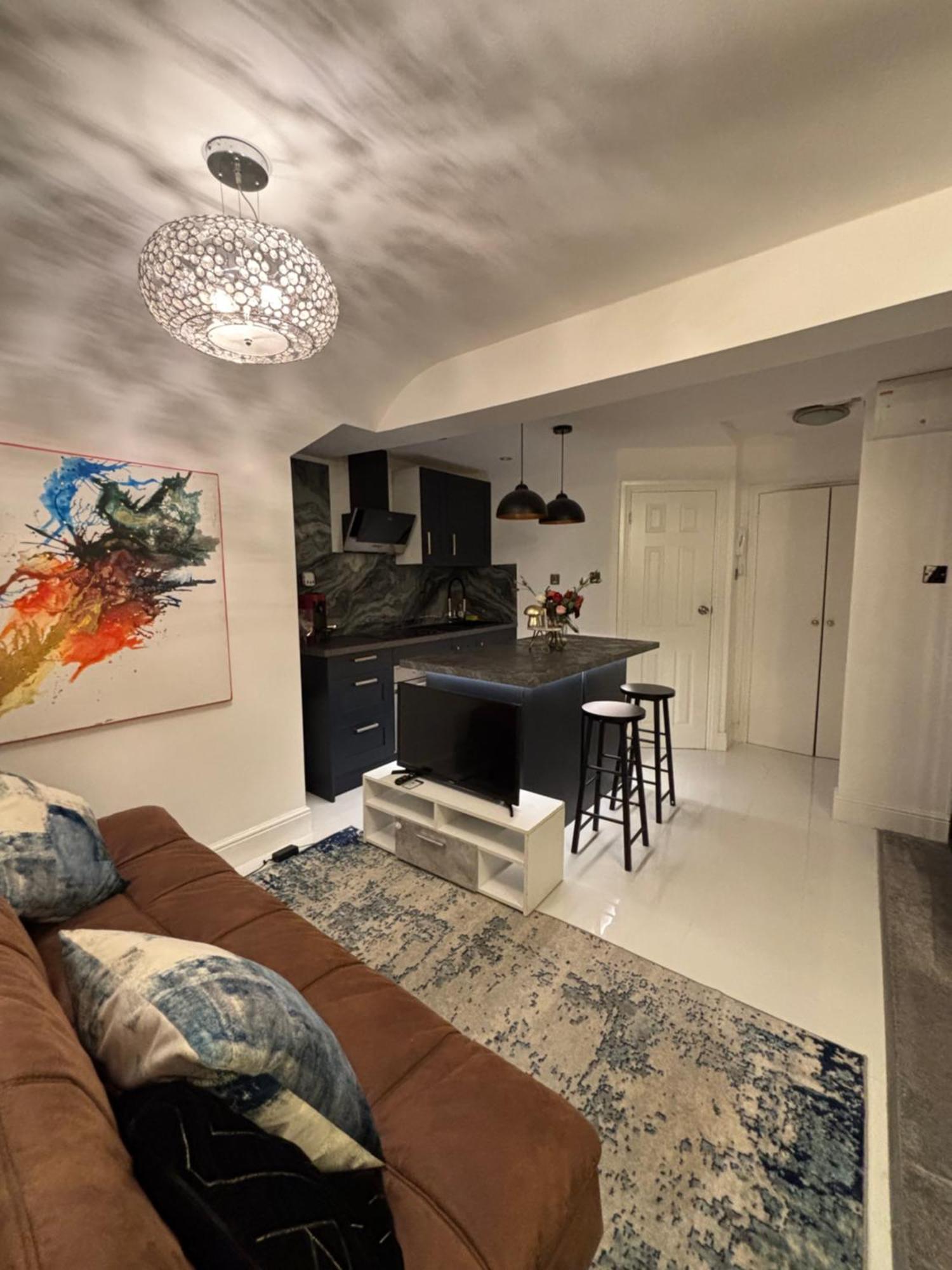 Newly Renovated Modern Studio Apartment In West Kensington 런던 외부 사진