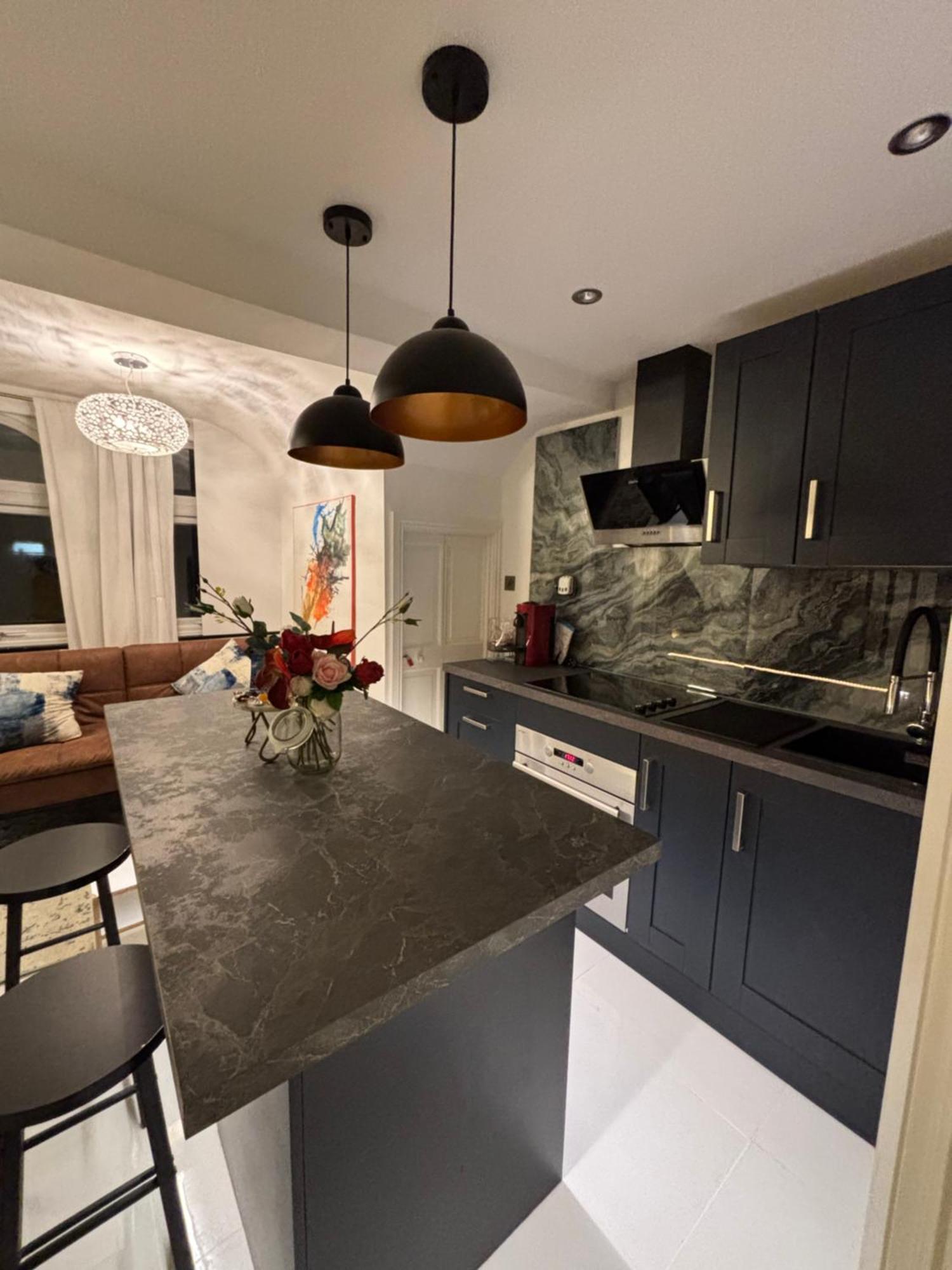 Newly Renovated Modern Studio Apartment In West Kensington 런던 외부 사진