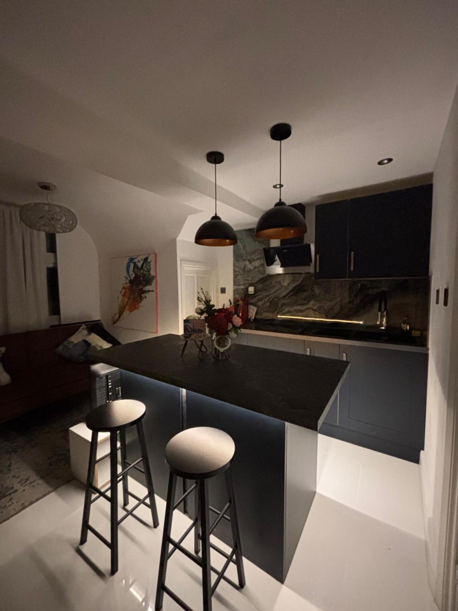Newly Renovated Modern Studio Apartment In West Kensington 런던 외부 사진