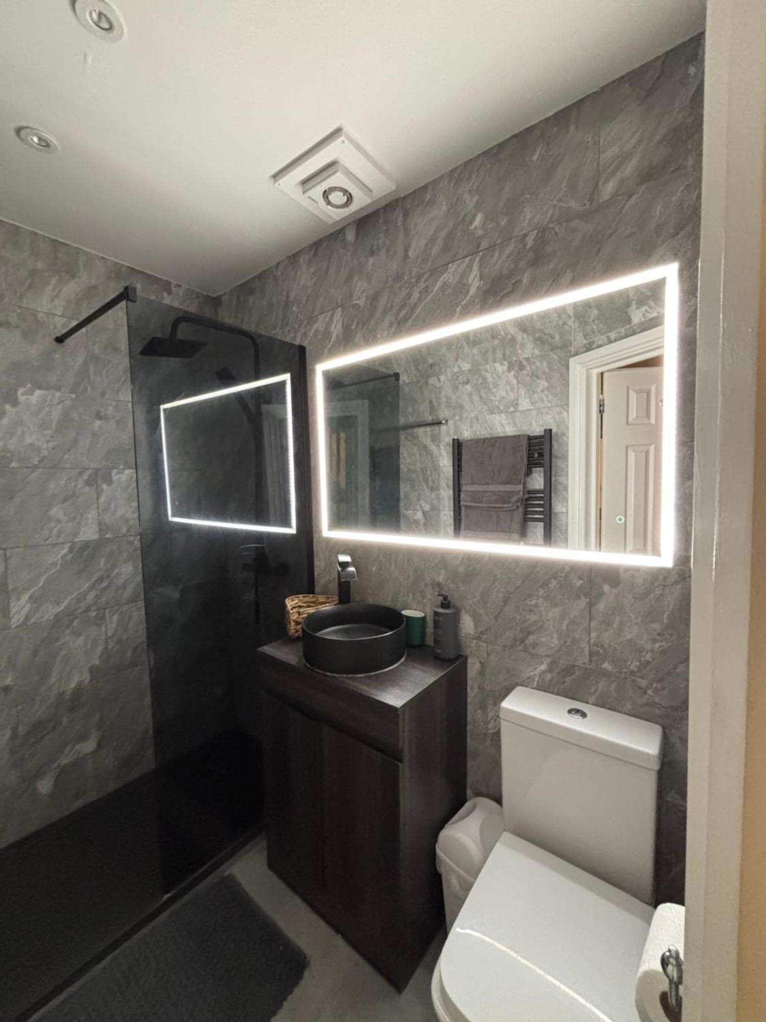 Newly Renovated Modern Studio Apartment In West Kensington 런던 외부 사진