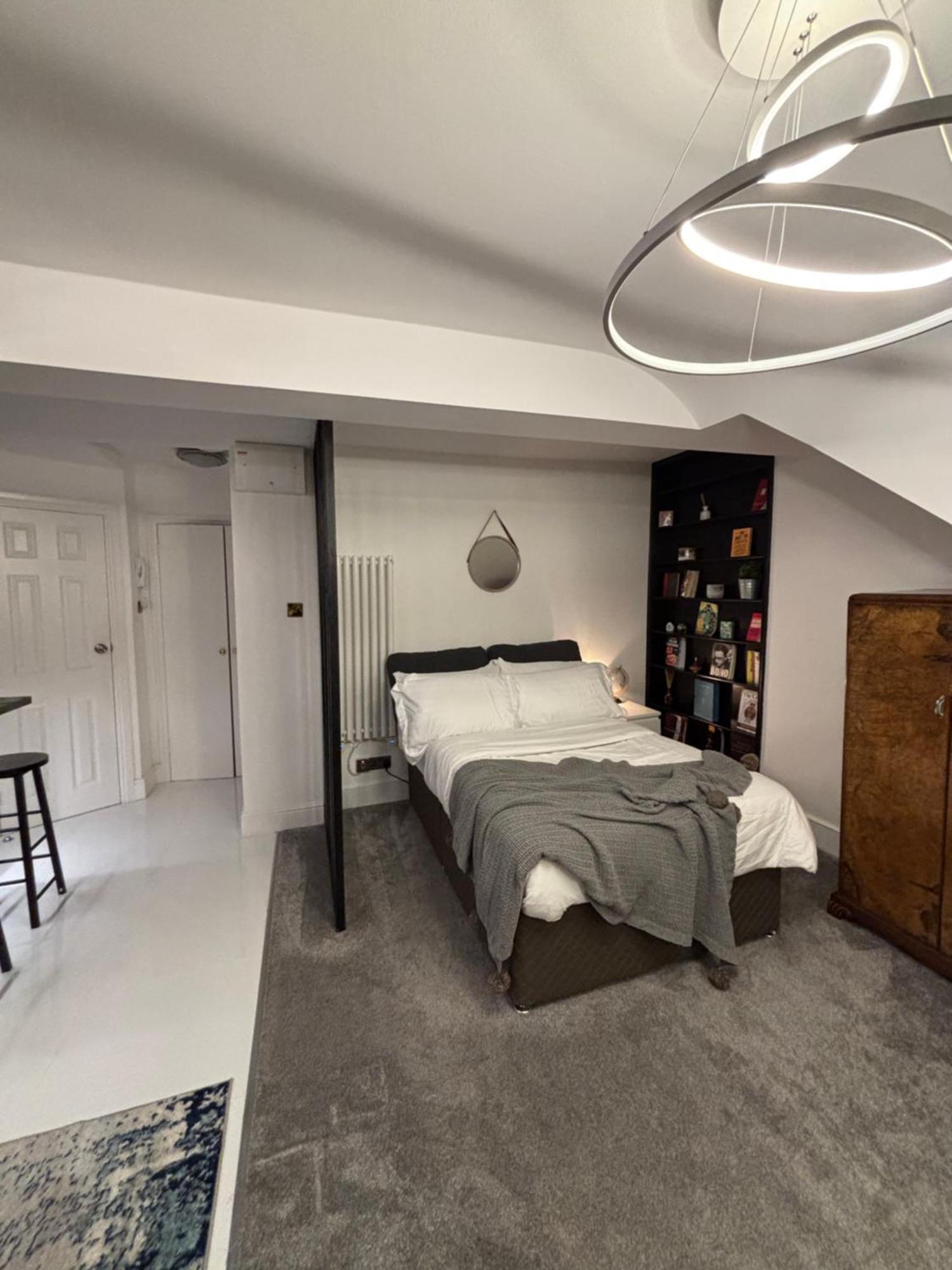Newly Renovated Modern Studio Apartment In West Kensington 런던 외부 사진